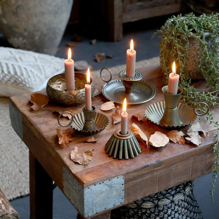 Chic Antique Kammerleuchter im Vintage Landhausstil mit Kerzen auf rustikalem Holztisch dekoriert