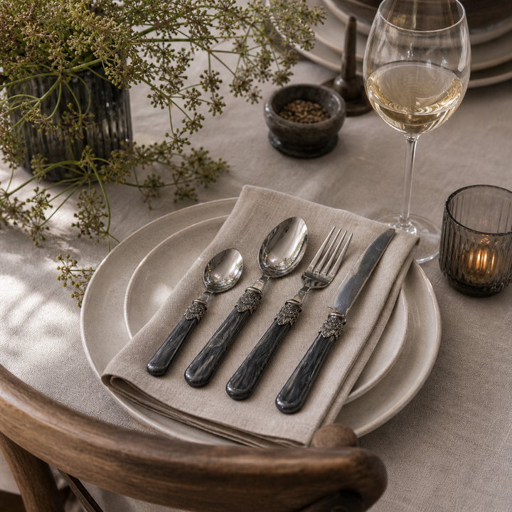 Chic Antique Linas Besteck Antique Kohle mit Silber Deko 4er Set auf Leinentuch dekoriert