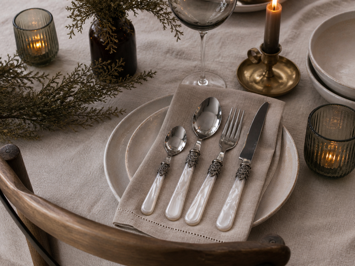 Chic Antique Linas Besteck Set mit Perlmutt Griff und silbernem Dekor auf Leinentuch im Landhausstil