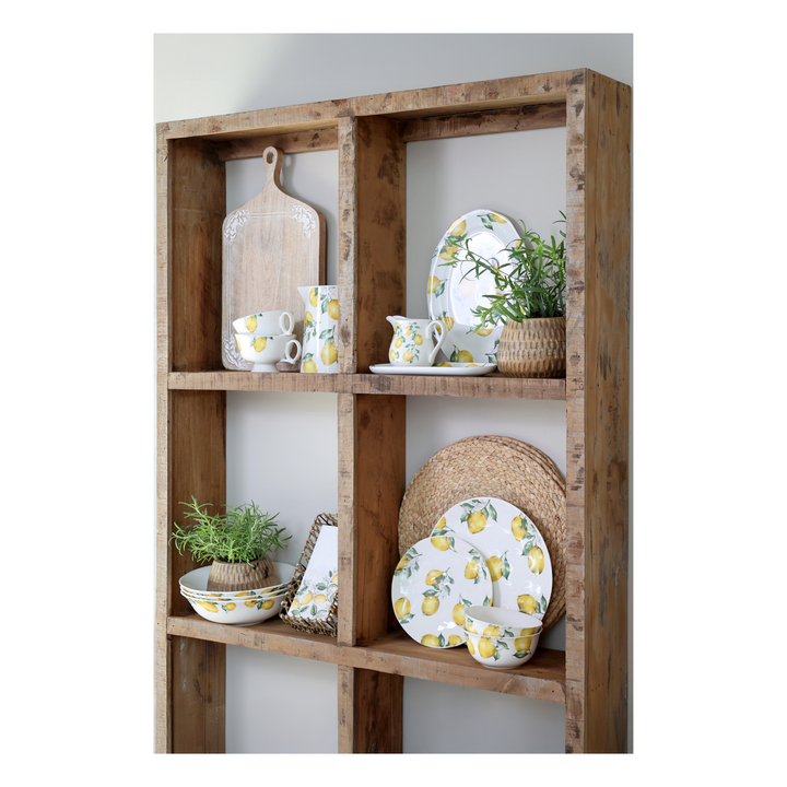Chic Antique Maison Citron Geschirr dekorativ im Holzregal im skandinavischen Landhausstil arrangiert