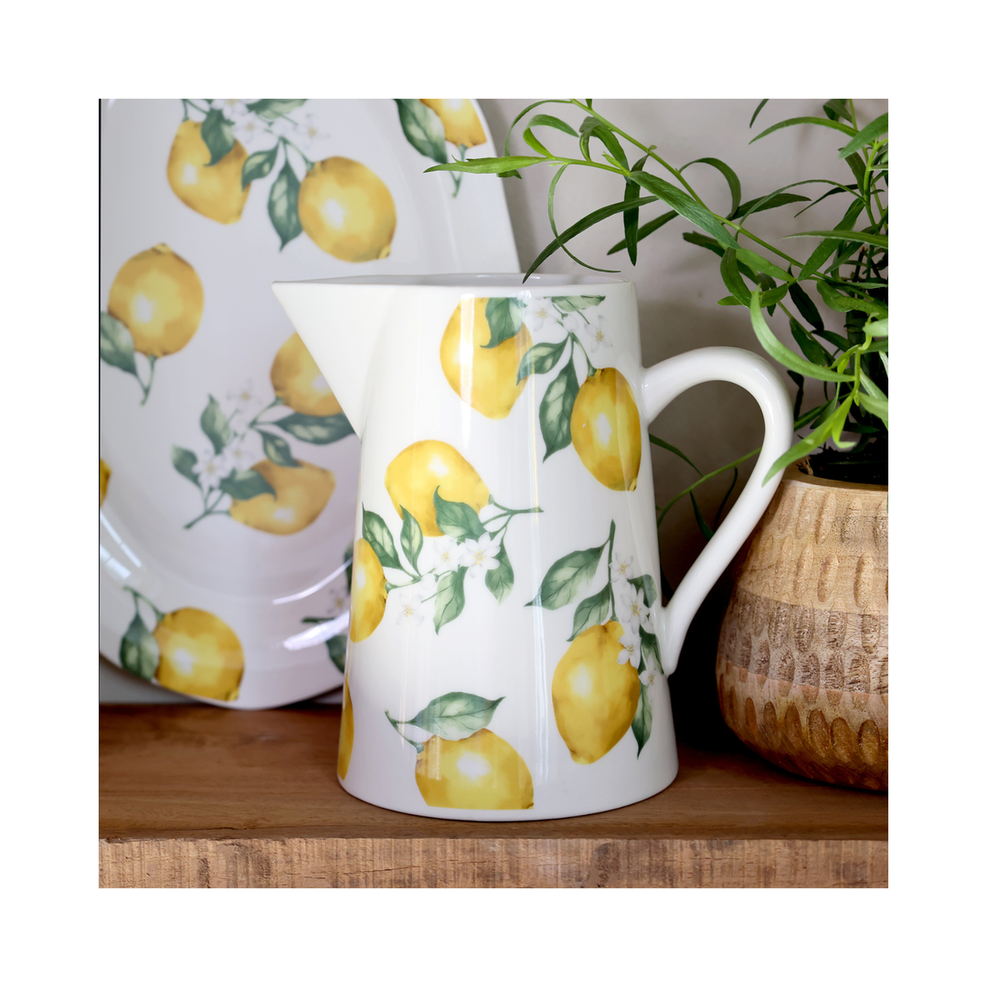 Chic Antique Maison Citron Kanne mit Teller und Pflanze dekoriert im skandinavischen Stil