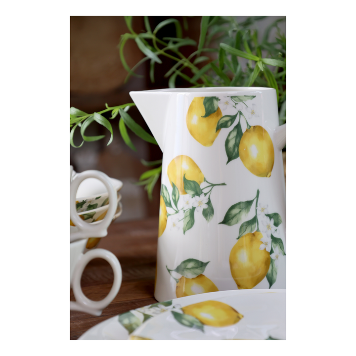 Chic Antique Maison Citron Kanne aus Porzellan mit Zitronenmuster als Detailaufnahme im Landhausstil