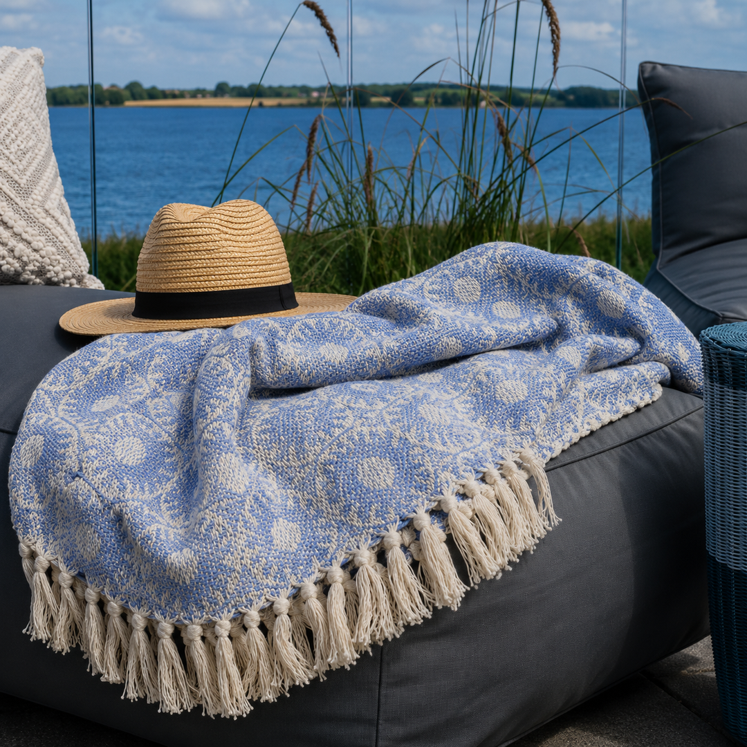 Blau gemustertes Chic Antique Plaid auf Outdoor Lounge am See im Landhausstil