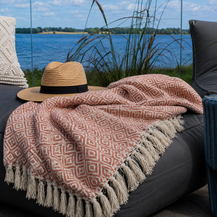 Alttext: Chic Antique Plaid mit rosa Rautenmuster auf Outdoor Lounge im Landhausstil
