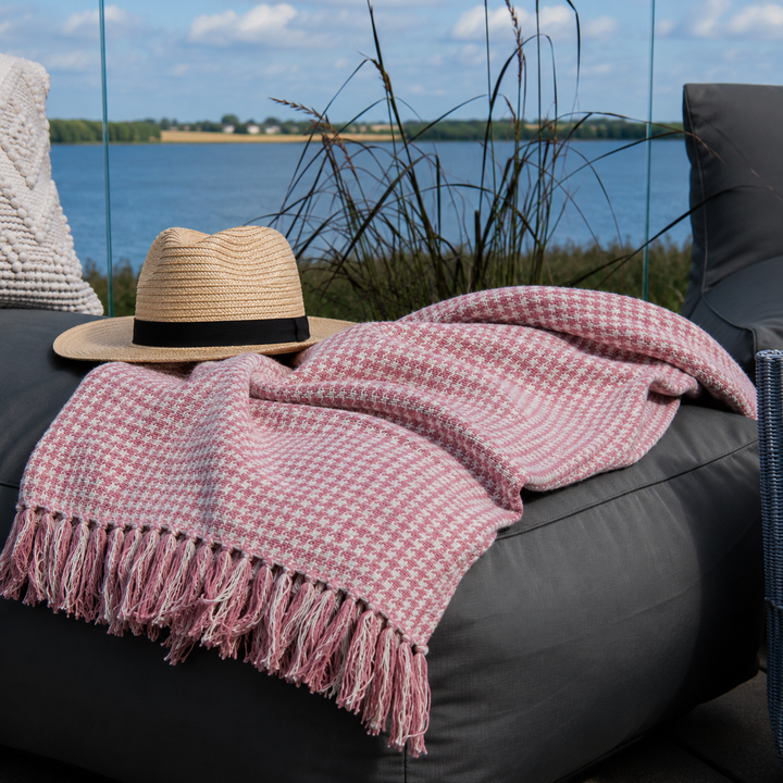 Alttext: Rosa Chic Antique Plaid mit Hahnentritt Muster auf gemütlicher Terrasse am See