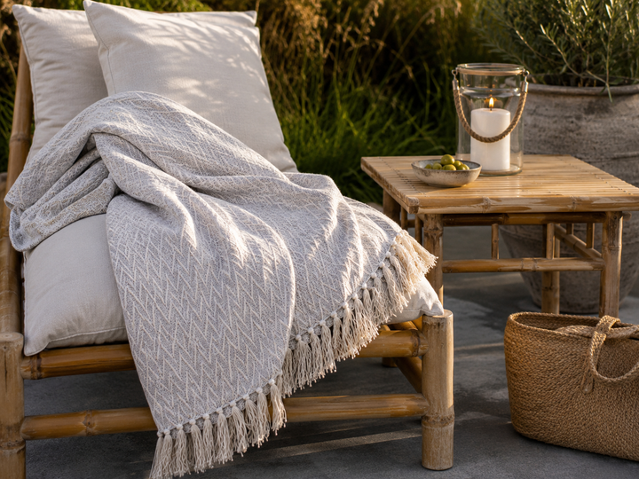 Chic Antique Plaid Tagesdecke Französisch Grau auf Bambus Lounge Möbel im skandinavischen Outdoor Landhausstil