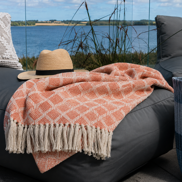 Chic Antique Plaid in Terrakotta auf Outdoor Lounge am Wasser im skandinavischen Landhausstil