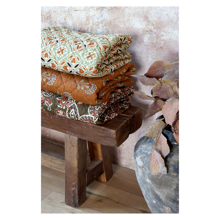 Detailansicht gestapelter Chic Antique Quilts Aix Vintage mit Batikmuster in Grün und Terrakotta