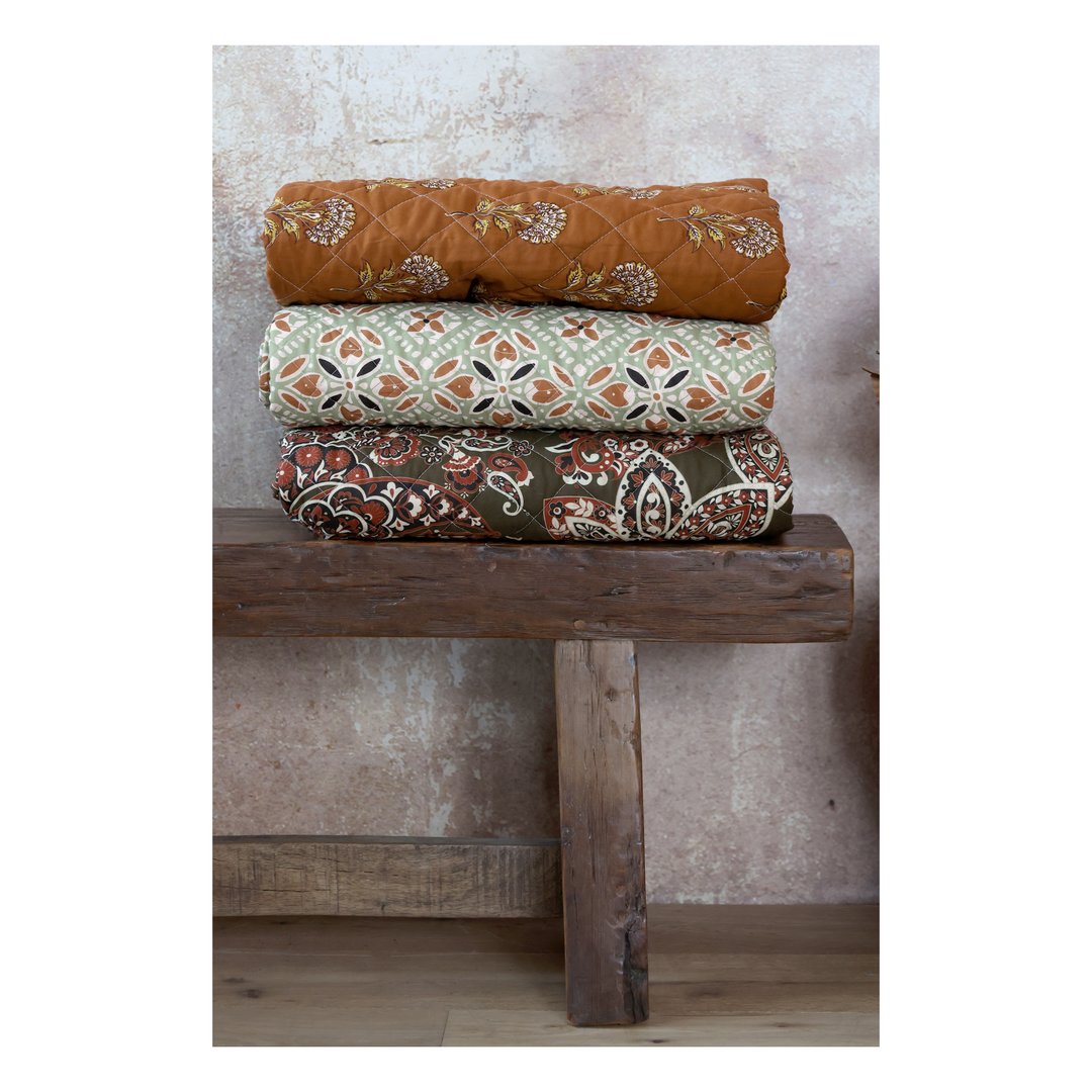 Chic Antique Quilt Aix Vintage Batik Grün Terrakotta kombiniert mit weiteren Quilts im Landhausstil