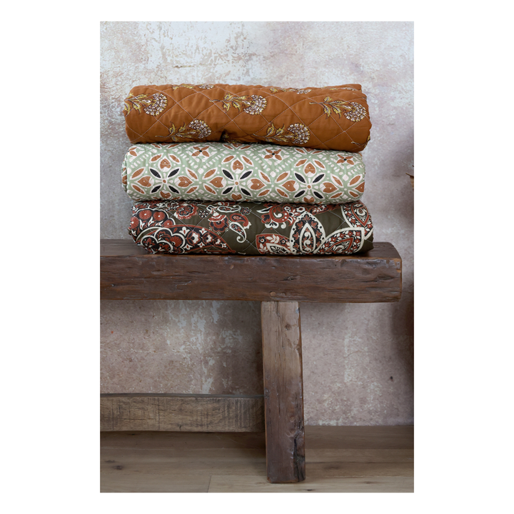 Chic Antique Quilt Aix Vintage Batik Grün Terrakotta kombiniert mit weiteren Quilts im Landhausstil