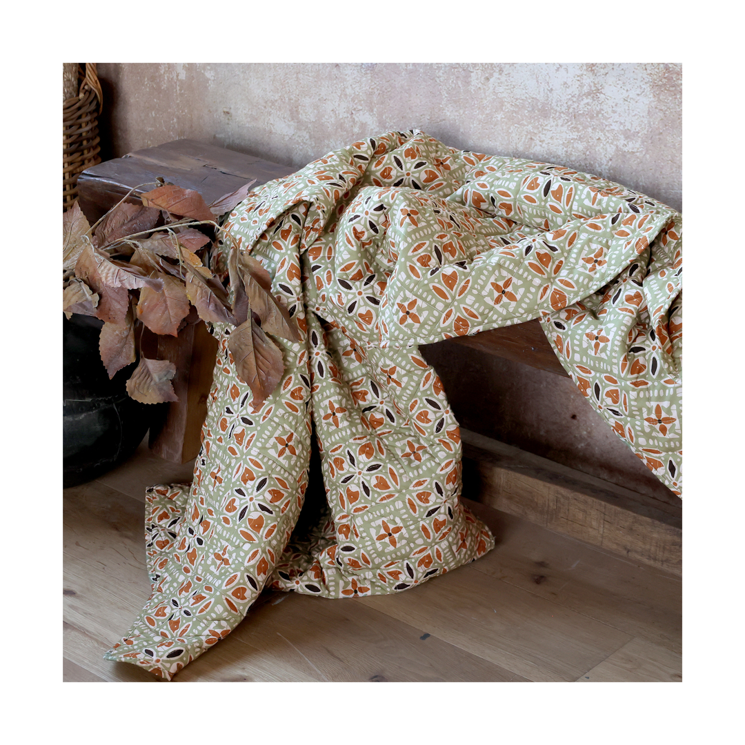 Chic Antique Quilt Aix Vintage Batik Grün Terrakotta dekorativ im skandinavischen Wohnstil