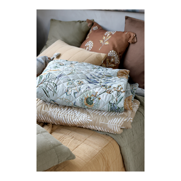 Chic Antique Quilt Aix Vintage mit tropischem Blattmuster kombiniert mit Kissen im Landhausstil