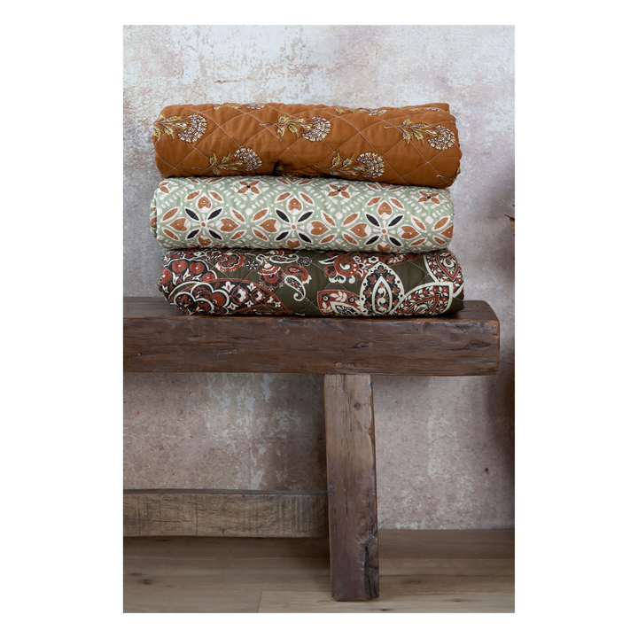 Chic Antique Quilt Aix Vintage Terracotta Blumenmuster kombiniert mit weiteren Quilts im Landhausstil