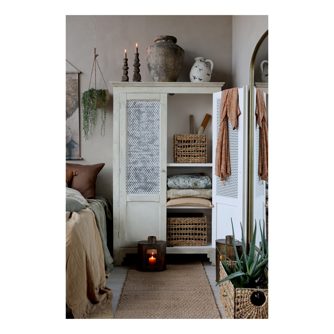 Skandinavisches Schlafzimmer mit Chic Antique Quilt Aix Vintage Tagesdecke im Landhausstil