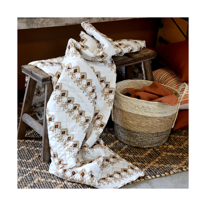 Chic Antique Quilt Aix Vintage Paisley weiß dekorativ über Holzbank im skandinavischen Wohnstil