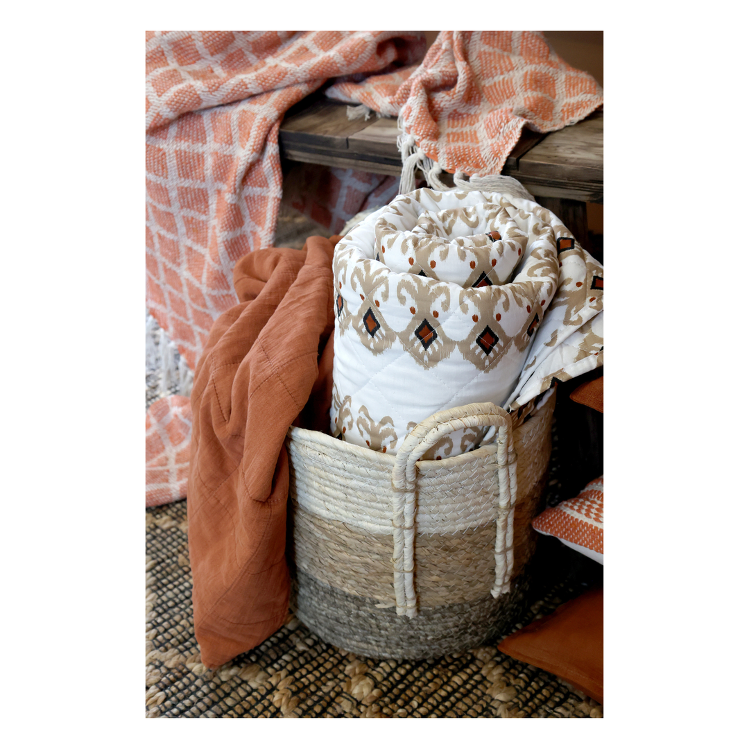 Chic Antique Quilt Aix Vintage Paisley weiß dekorativ in Korb mit Kissen im Landhausstil