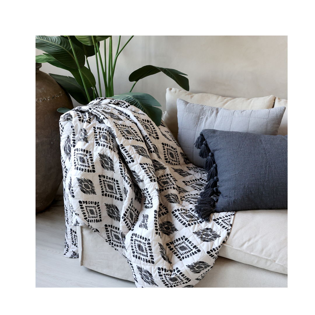 Chic Antique Quilt Aix Vintage schwarz weiß als Decke auf Sofa im skandinavischen Wohnstil