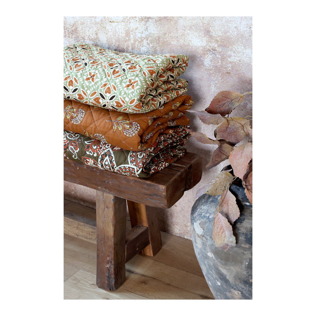 Detailansicht gestapelter Chic Antique Quilts Aix Vintage mit Blumenmuster und Naturfarben