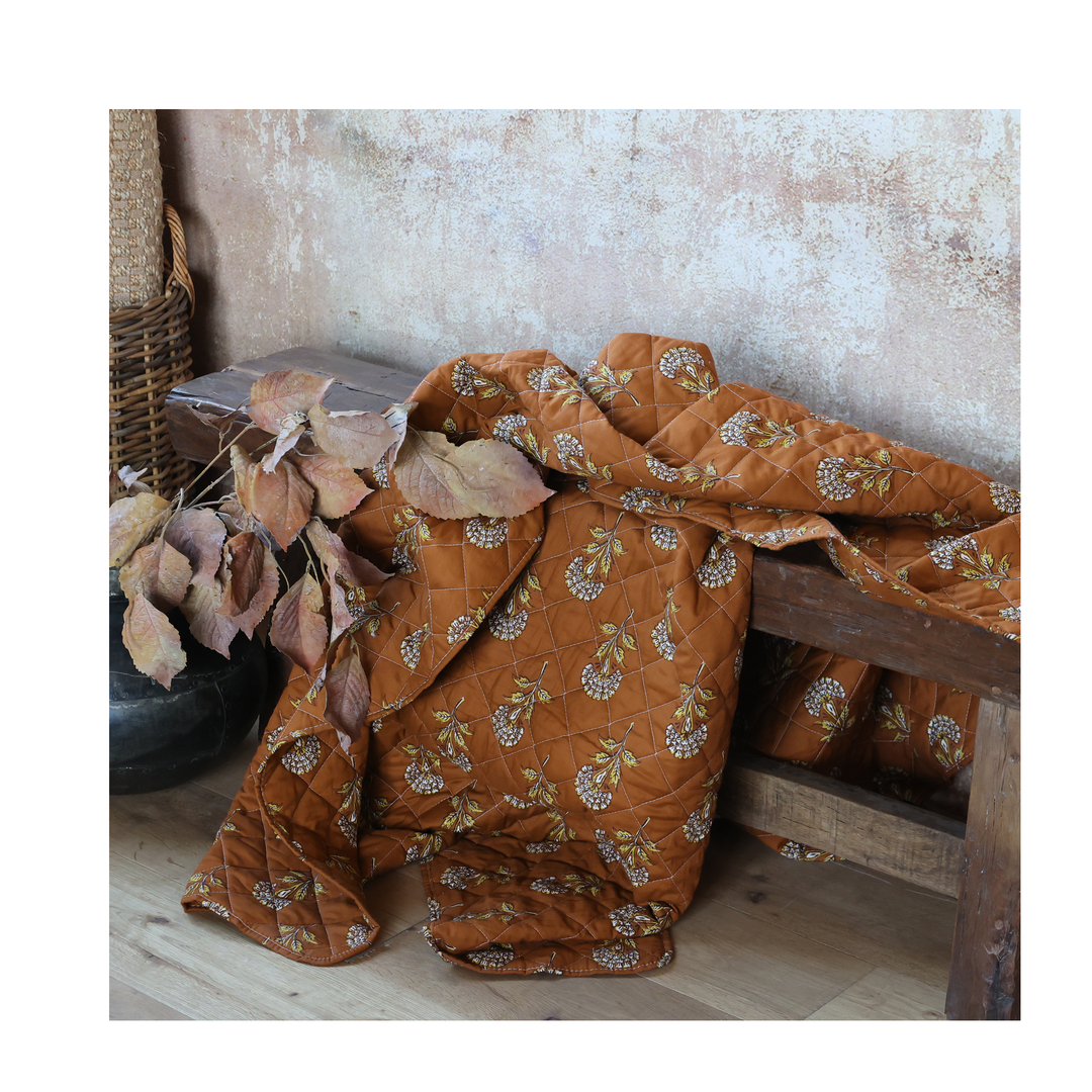 Chic Antique Quilt Aix Vintage Terracotta mit Blumenmuster dekorativ im skandinavischen Wohnstil