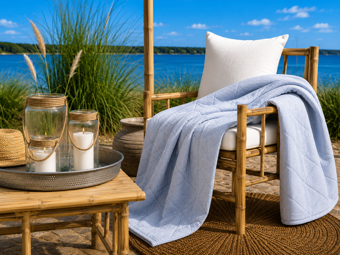 Blau gestreifter Quilt im maritimen skandinavischen Stil auf heller Terrasse