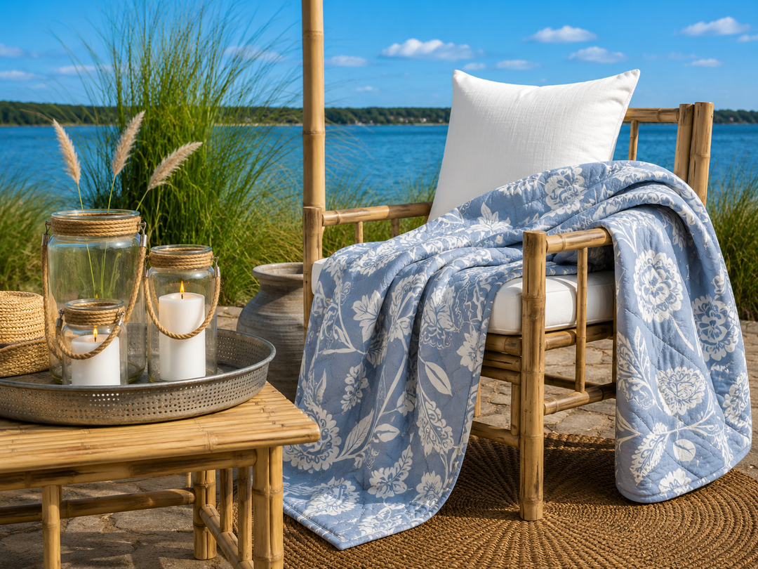 Blau weißer floraler Quilt im romantischen skandinavischen Landhausstil