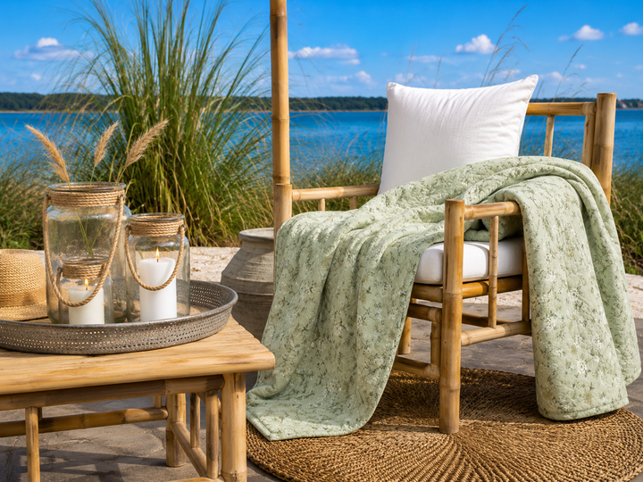 Floraler salbeigrüner Quilt im romantischen Landhausstil auf Terrasse am See