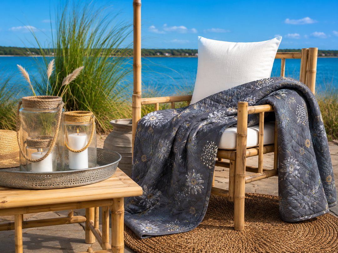 Dunkelgrauer Quilt mit floralem Muster auf sommerlicher Terrasse im Landhausstil