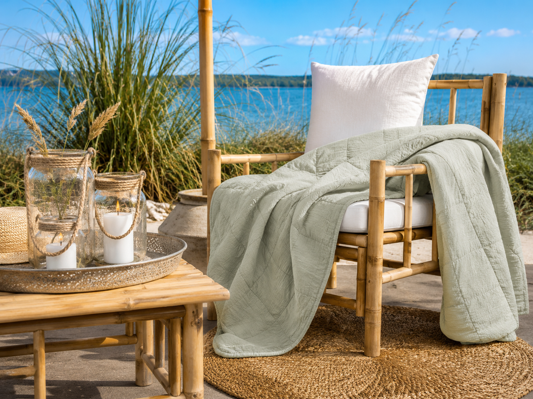 Graugrüner Quilt im skandinavischen Landhausstil auf sonniger Terrasse am blauen See