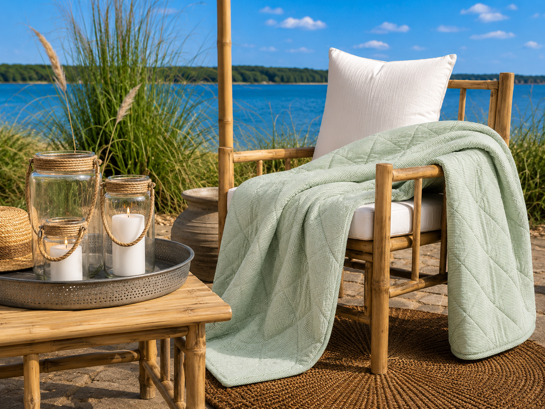 Grün gestreifter Quilt im skandinavischen Stil mit sommerlicher Atmosphäre