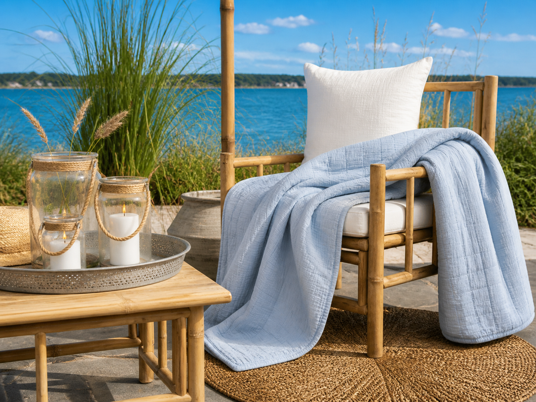 Hellblauer Quilt im maritimen skandinavischen Stil auf sonniger Terrasse am See