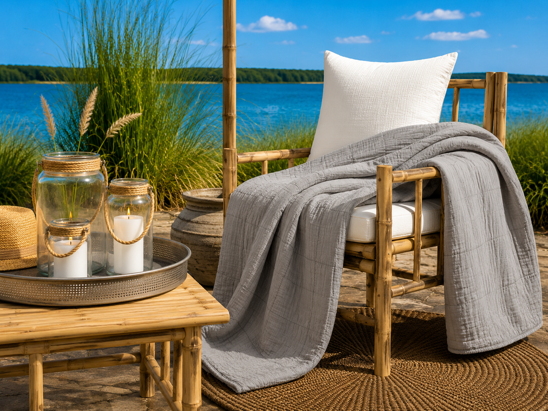 Hellgrauer Quilt im minimalistischen skandinavischen Stil auf Terrasse am See