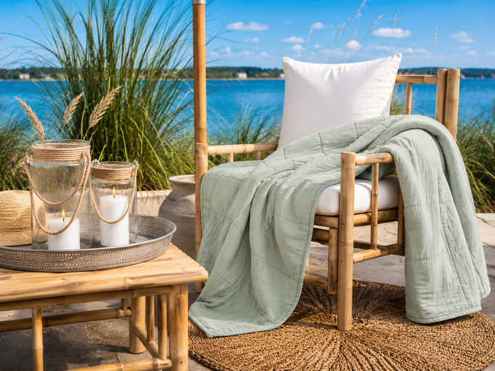 Hellgrüner Quilt im skandinavischen Stil auf heller Terrasse am See