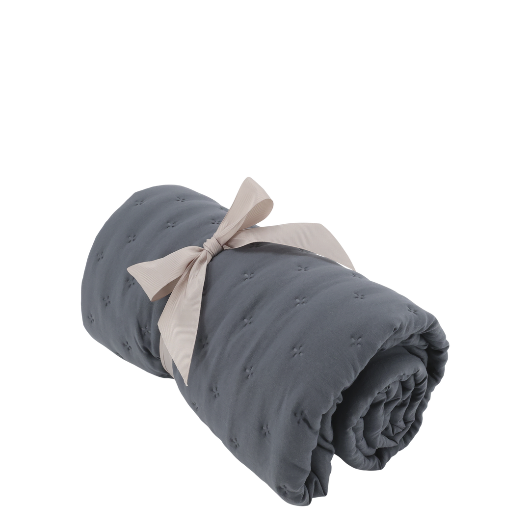 Chic Antique Quilt Midnight als Tagesdecke im skandinavischen Stil