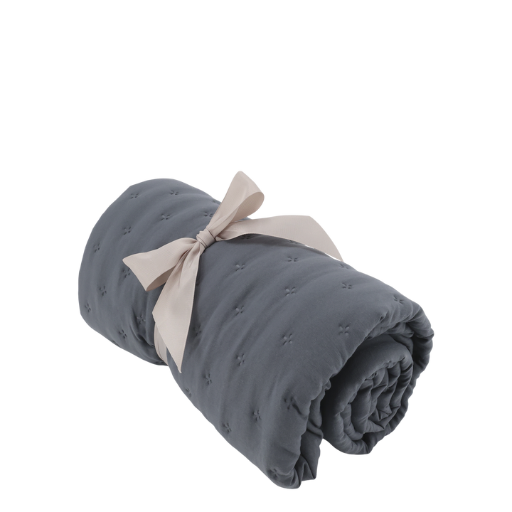 Chic Antique Quilt Midnight als Tagesdecke im skandinavischen Stil