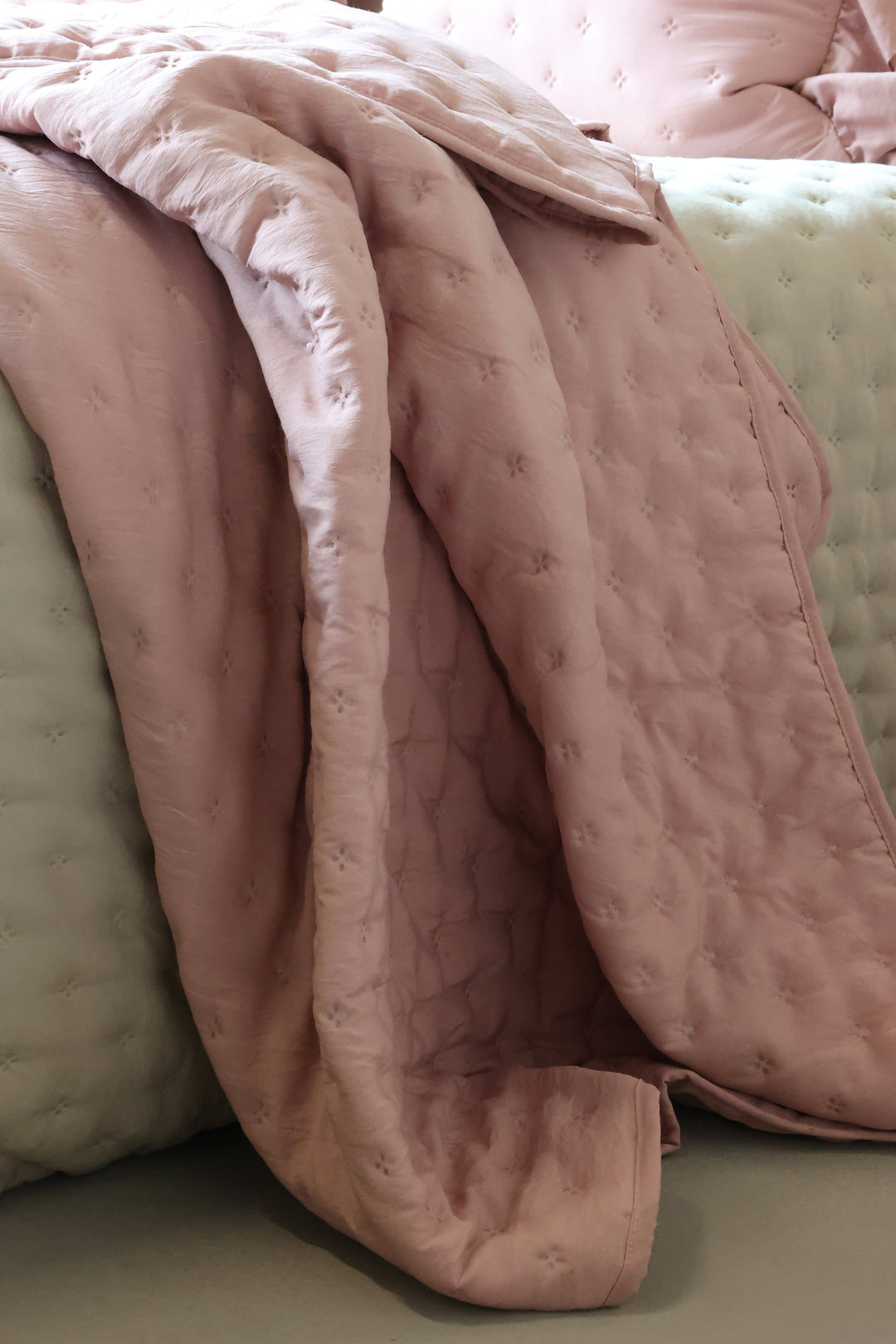 Chic Antique Quilt Old Rose als Tagesdecke im skandinavischen Stil