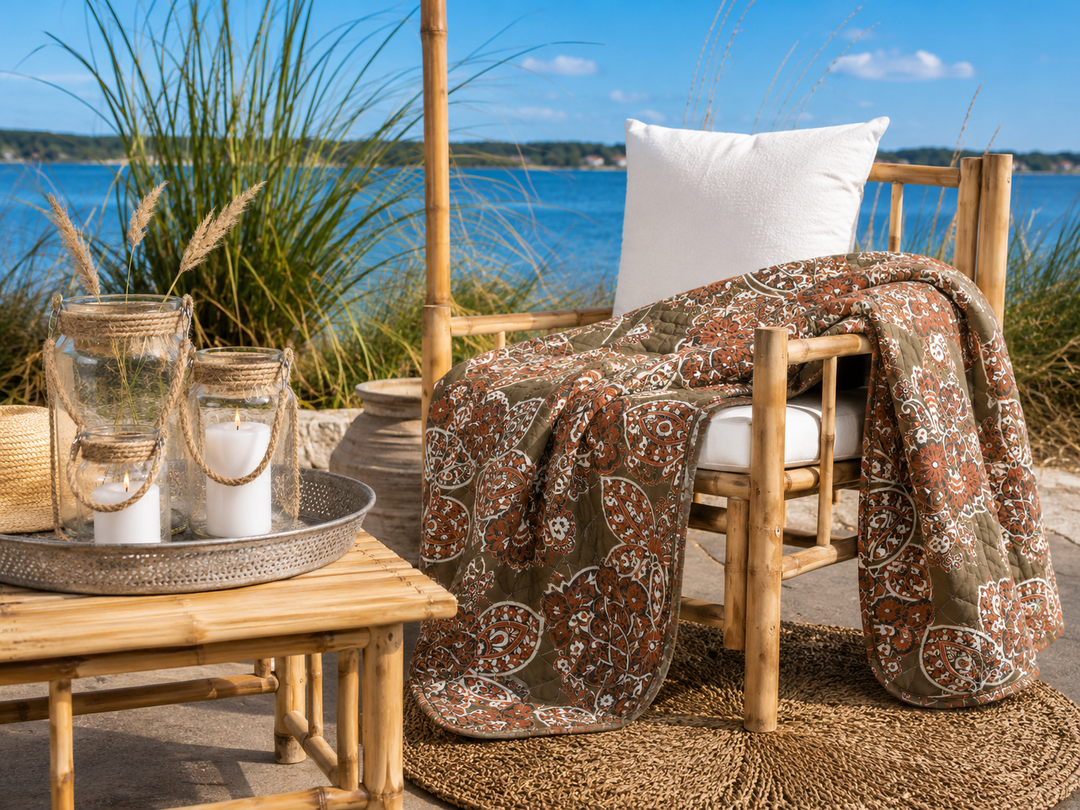 Brauner Paisley Quilt im Boho Landhausstil auf sommerlicher Terrasse am Wasser