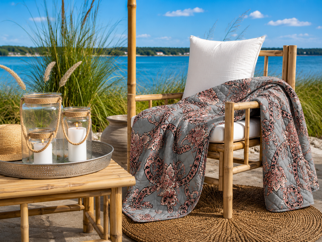 Grauer Paisley Quilt mit rosa Details im skandinavischen Boho Stil