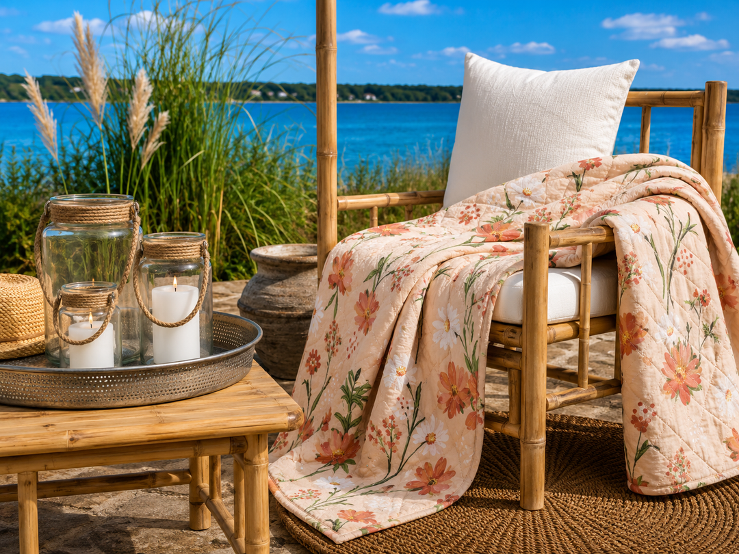 Pfirsichfarbener Quilt mit Blumenmuster im sommerlichen Landhausstil