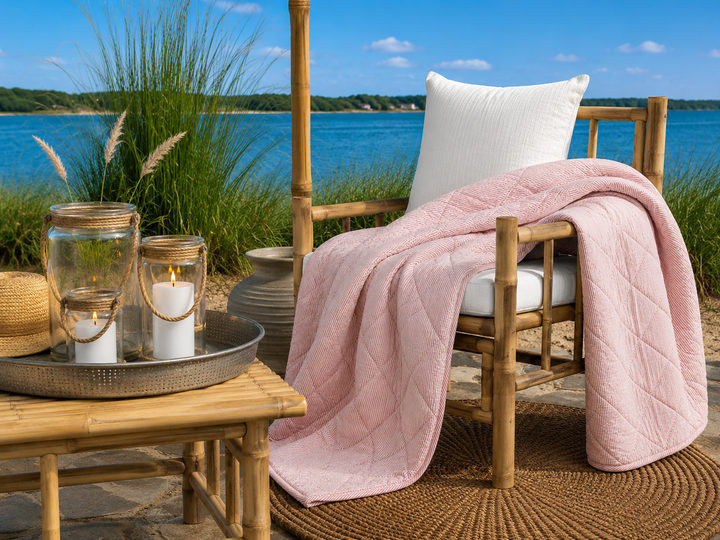 Rosa gestreifter Quilt im hellen Landhausstil auf sommerlicher Terrasse