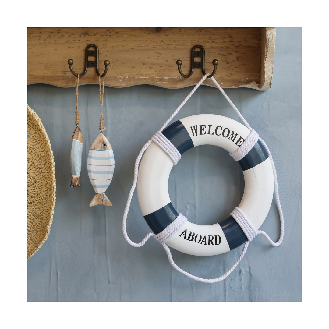 Chic Antique Rettungsring ocean als maritime Wanddeko mit Holzleiste und Fischanhängern