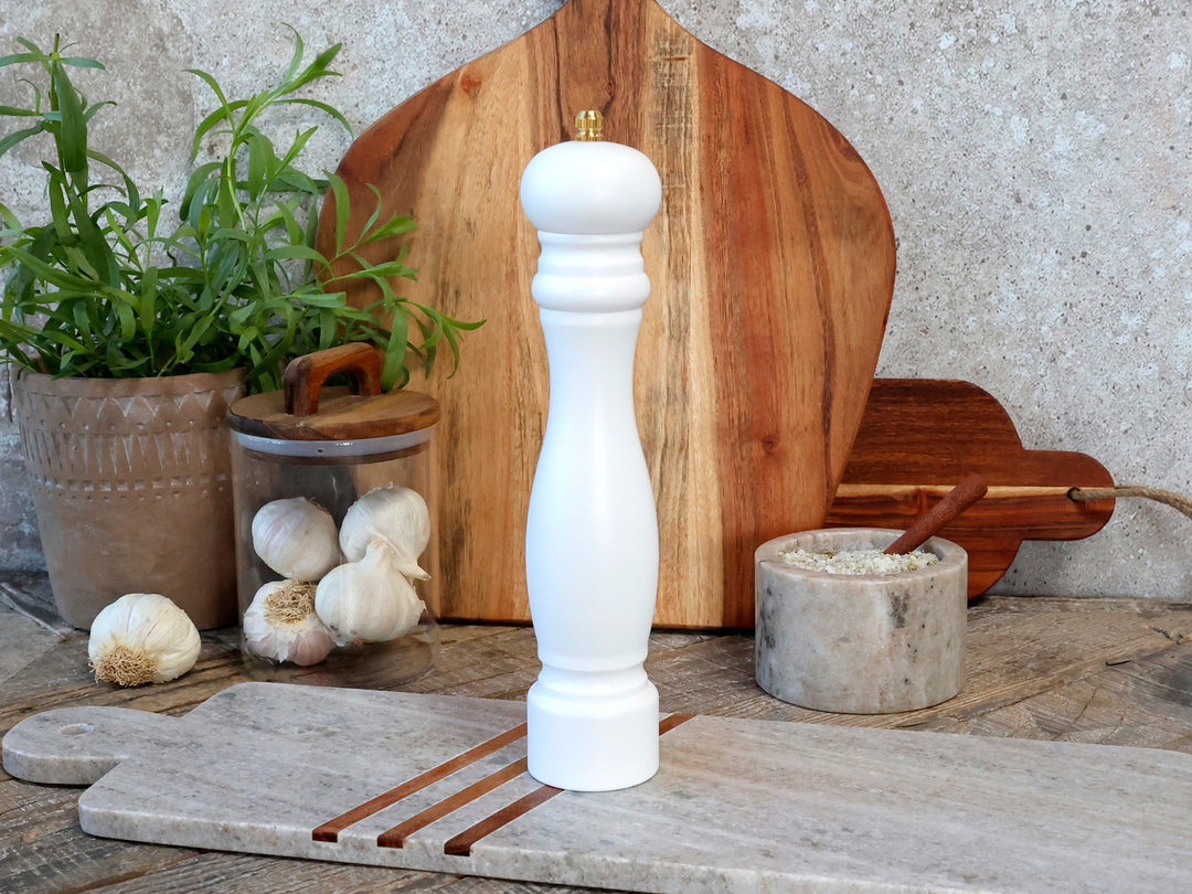 Chic Antique Salz- und Pfeffermühlen in Creme auf Küchenplatte im skandinavischen Landhausstil