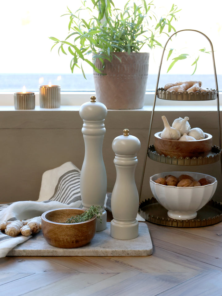 Chic Antique Salz- und Pfeffermühle Creme auf Holzbrett in skandinavischer Küche
