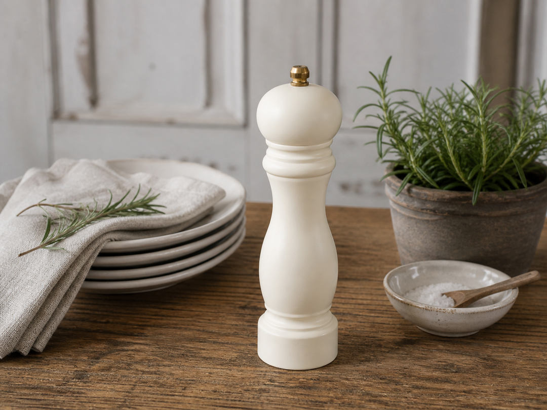 Chic Antique Salz- und Pfeffermühle in Creme auf Holztisch mit Kräutern im Landhausstil