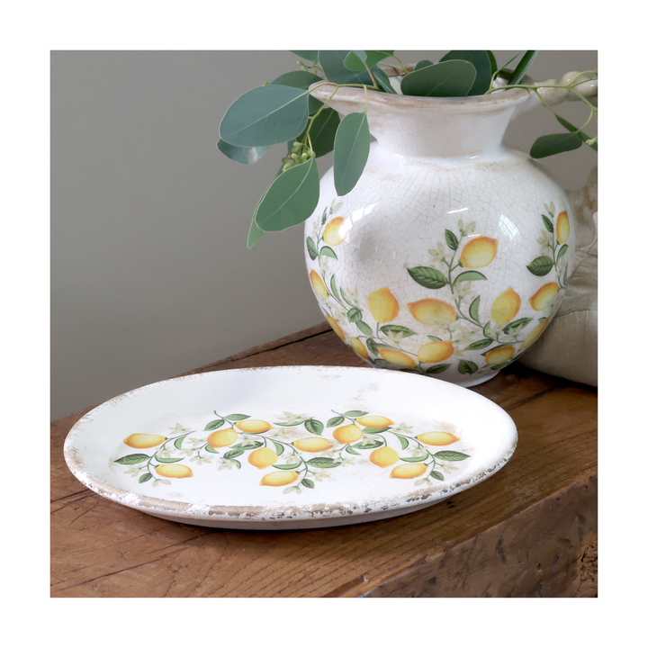 Chic Antique Tablett Limone Blossom dekoriert mit Vase und Blumen auf Holztisch Landhausstil