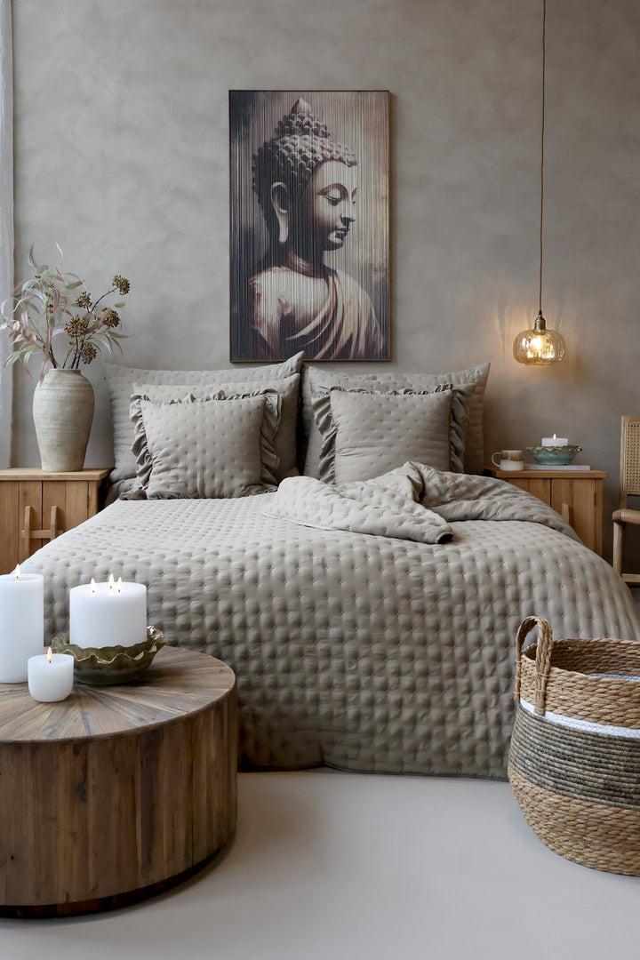 Chic Antique Aix Soft Bettdecke Latte als stilvolle Tagesdecke für Doppelbetten