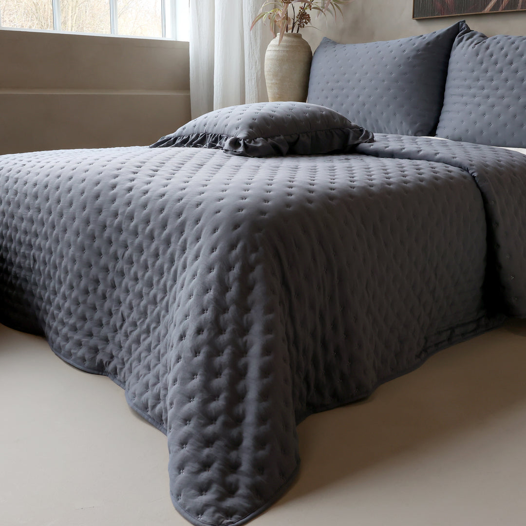 Chic Antique Aix Soft Bettdecke Midnight als stilvolle Tagesdecke für Doppelbetten
