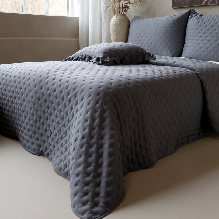 Chic Antique Aix Soft Bettdecke Midnight als stilvolle Tagesdecke für Doppelbetten