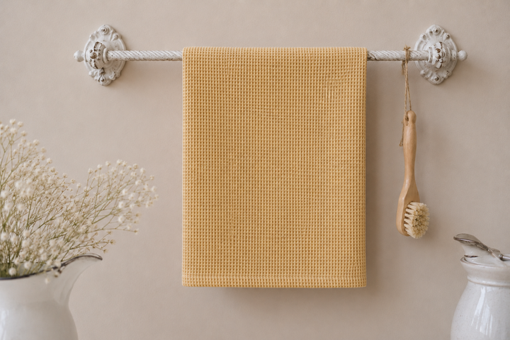 Chic Antique Waffel Geschirrtuch in Senfgelb an nostalgischem Handtuchhalter im skandinavischen Landhausstil