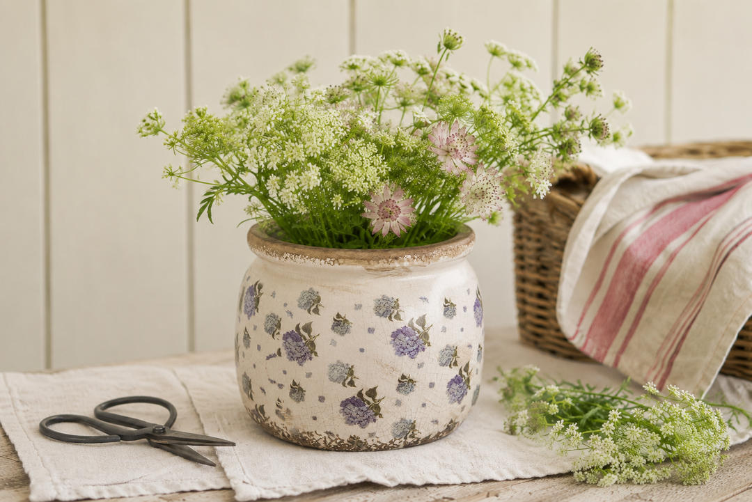 Clayre & Eef Blumentopf mit Hortensienmuster im Vintage Landhausstil mit wilden Sommerblumen auf rustikalem Holztisch