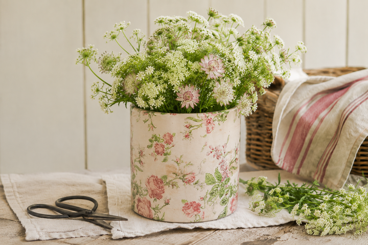 Clayre & Eef Blumentopf mit rosa Blumenmotiv als romantische Landhaus Deko mit frischen Sommerblumen